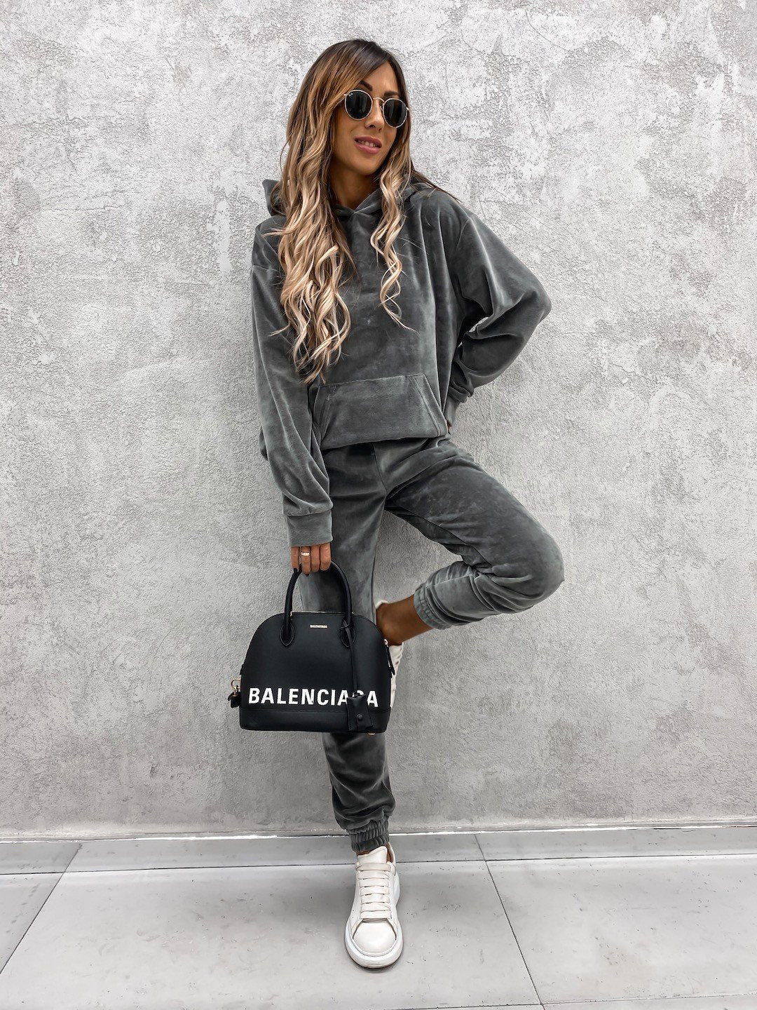 Women's cozy velvet jogging suit with hood and elastic waistband Chic & Stil