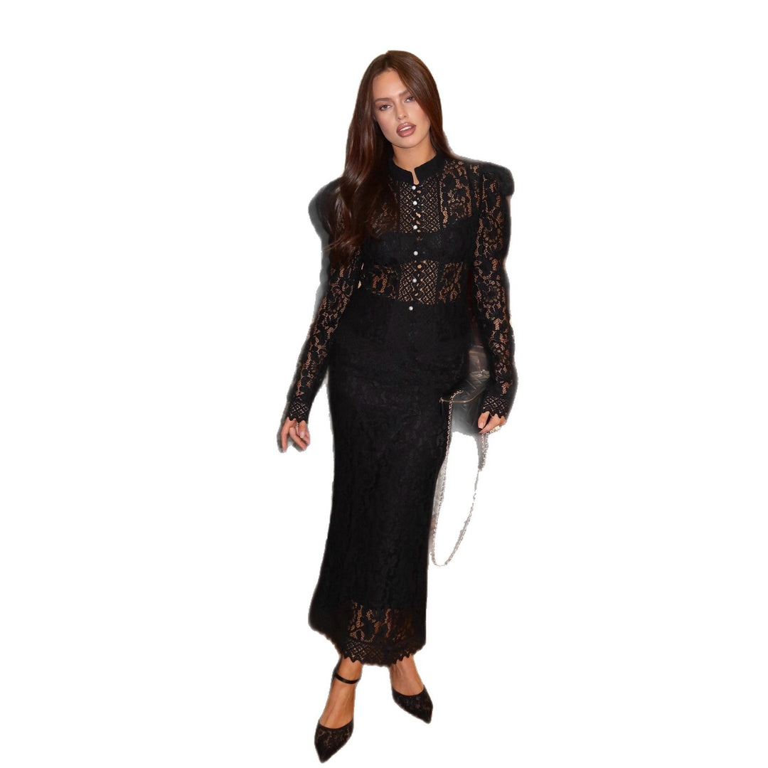 Robe en dentelle élégante pour dames avec des volants raffinés et des détails en boutons Chic & Stil