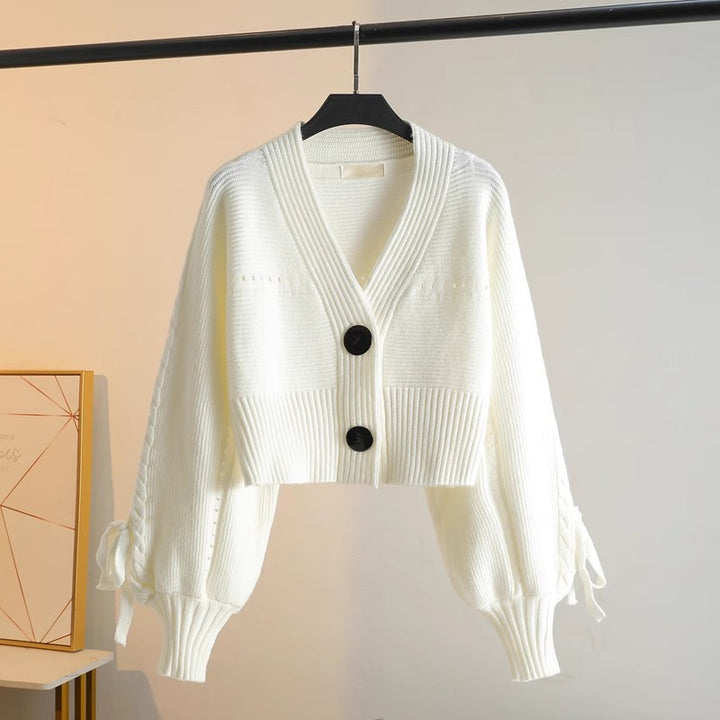Cardigan féminin à la mode avec des manches volumineuses et des détails de bouton Chic & Stil
