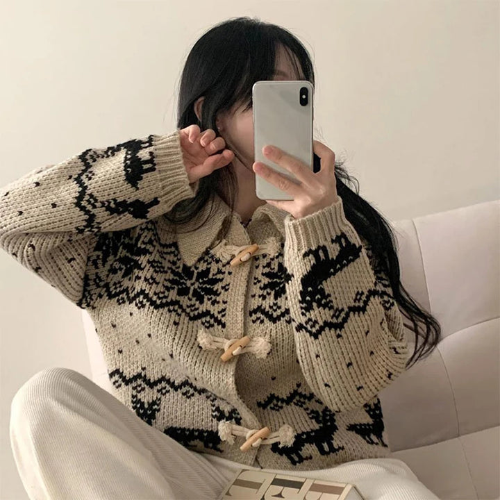 Cardigan pour femmes avec fermeture à bouton en bois et motif moderne Chic & Stil
