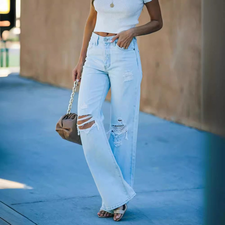 Loose jeans for women in a destroyed style with high pockets and authentic details Lune London