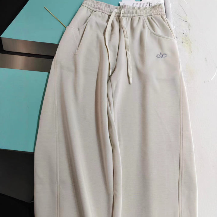 Women's elegant leisure pants with side pockets and elastic waistband Chic & Stil