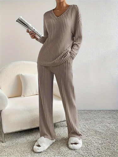 Elegant knitted suit for women with V-neck and side waist Lune London