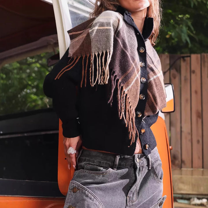 Gilet tricoté pour femmes avec un motif décoratif à carreaux et des détails de boutons pratiques Chic & Stil