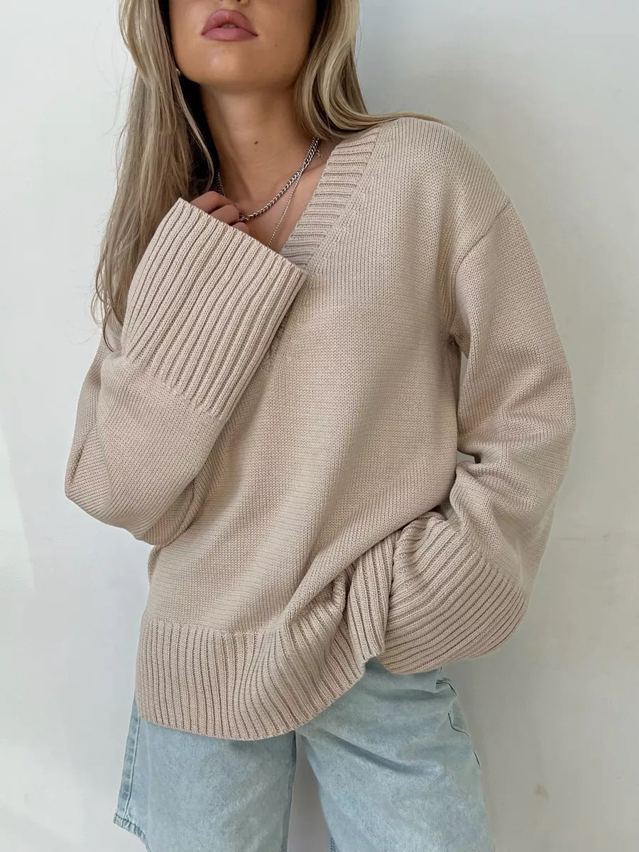 Women elegant knit sweater with V-neck and casual fit Chic & Stil