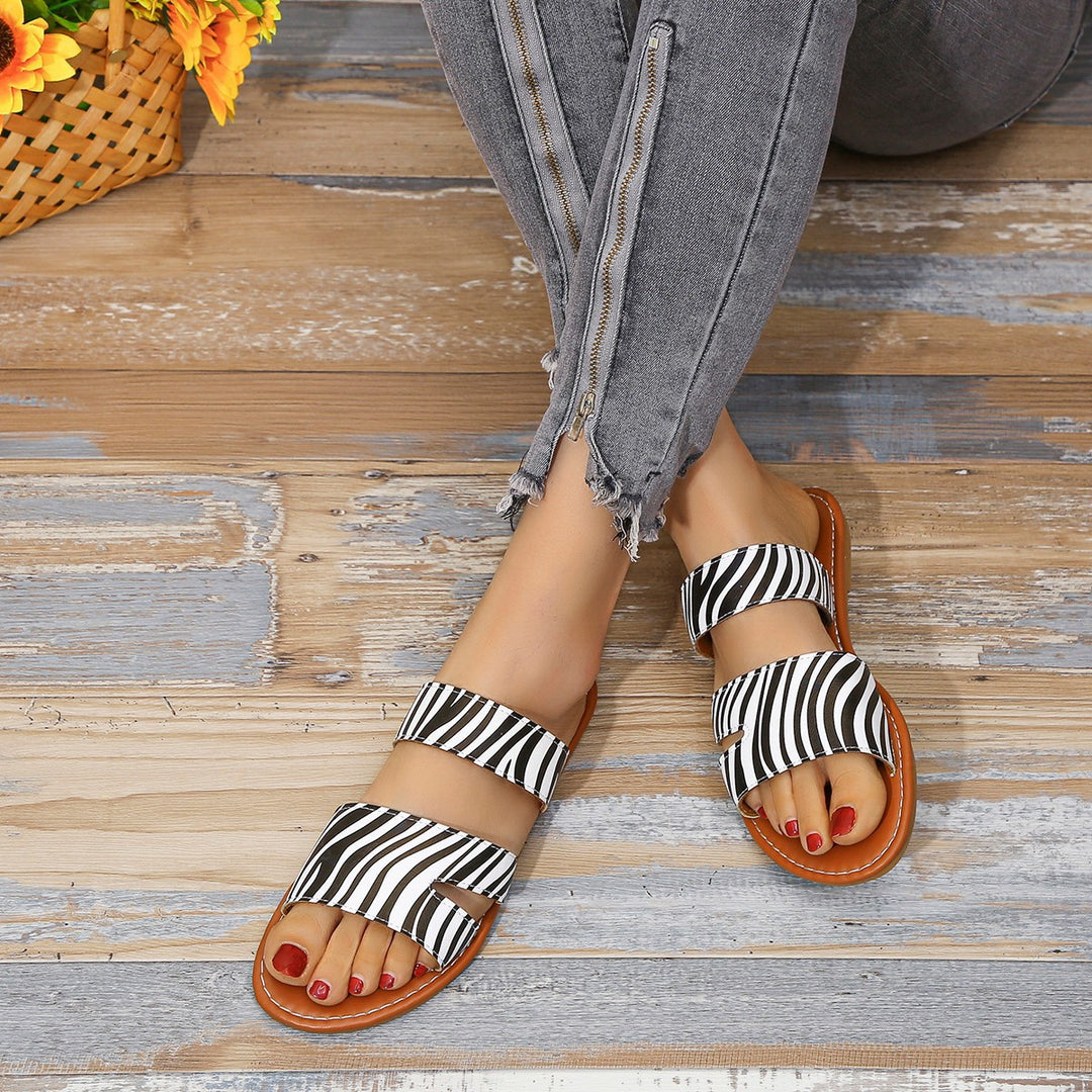 Fashionable women's leisure sandals with double strap in chic leopard design