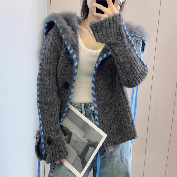 Cardigan pour femmes avec capuche et fausse fourrure décorative Chic & Stil