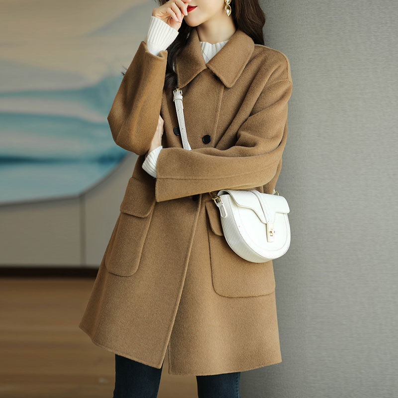 Elegant wool coat for women, fitted with large pockets Lune London
