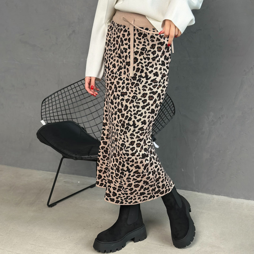 Midi skirt for women with leopard pattern and slit design Lune London