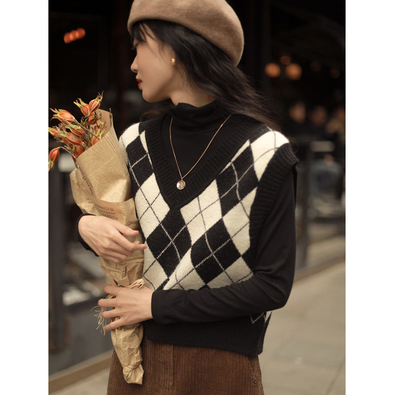 Chic and stylish V-neck sleeveless sweater for women