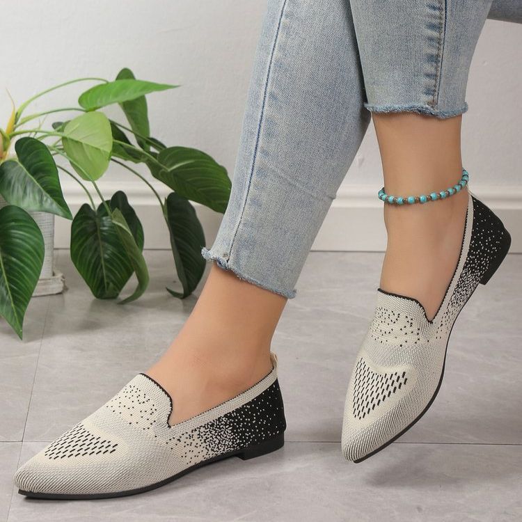 Ladies Elegant and comfortable ballet flats with a trendy top Lune London