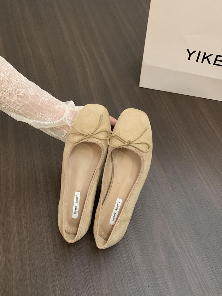 Women's ballerinas with delicate bow detail and velvety surface texture Lune London