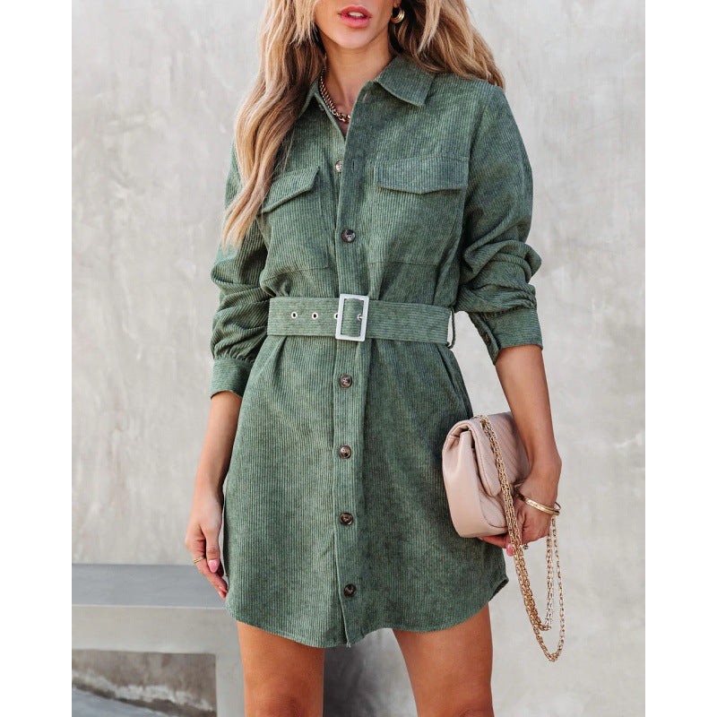Robe en velours pour femmes avec ceinture à la taille et poches poitrine Chic & Stil