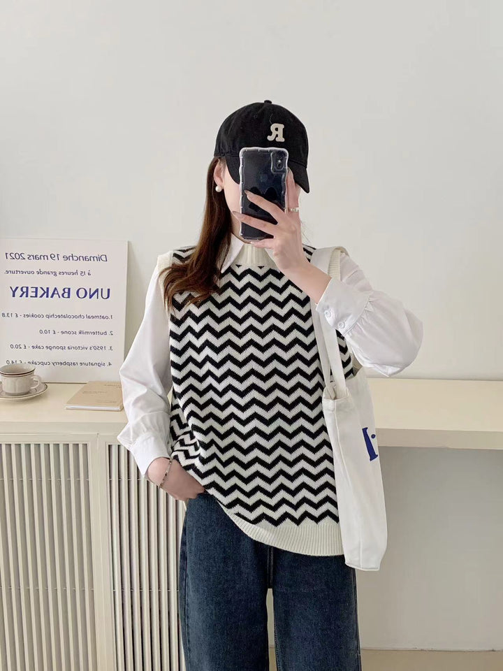 Women's knitted sweater with zigzag pattern and elegant collar Lune London