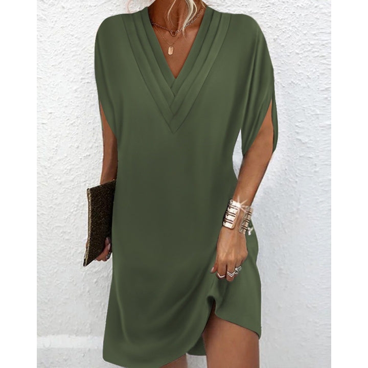 Elegant dress for women with V-neck, side slits and relaxed fit Lune London