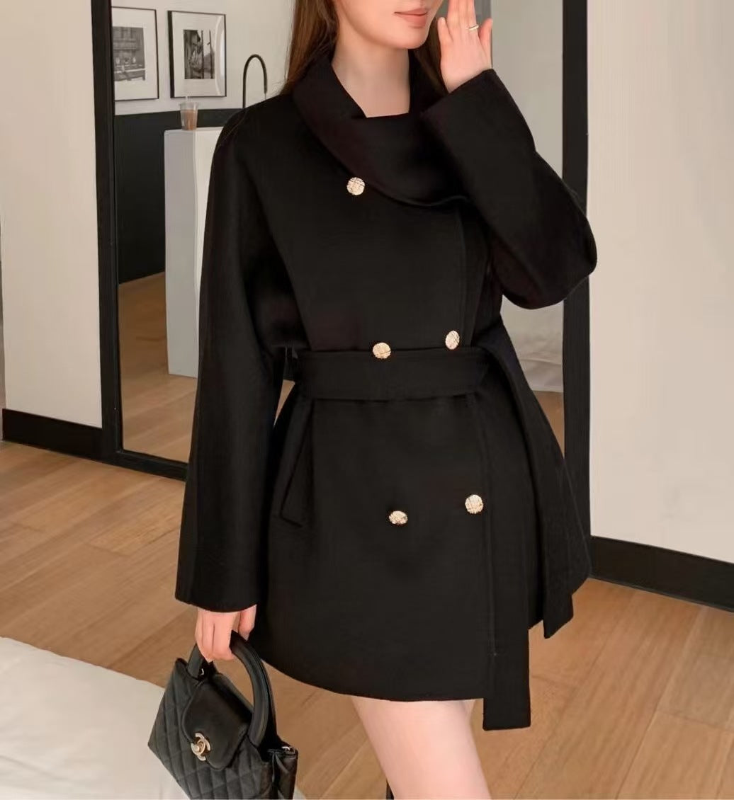 Veste courte à la mode pour femmes avec col asymétrique et détails de boutons dorés Chic & Stil
