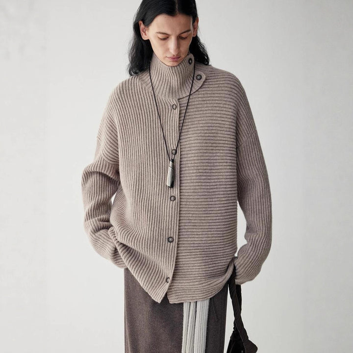 Cardigan Femme Détendu avec Col Haut et Détails Bouton Chic & Stil