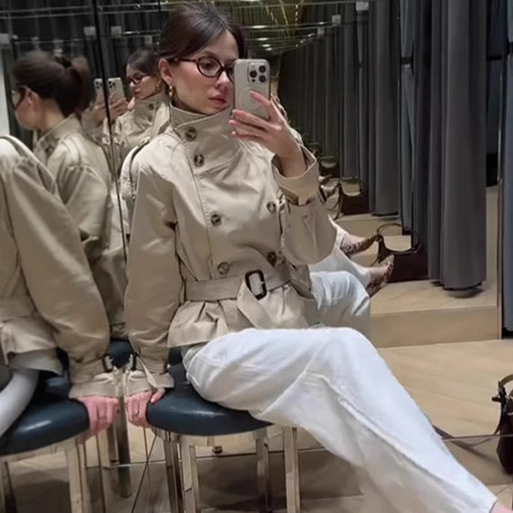 Manteau trench court féminin à la mode avec double rangée de boutons et ceinture Chic & Stil