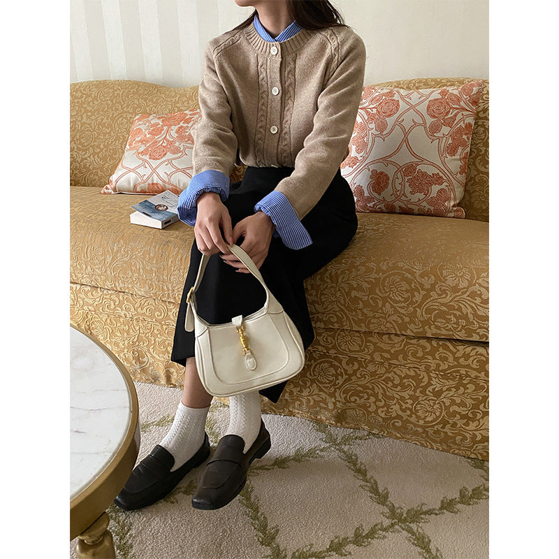 Women's knitted pullover with cable pattern Chic & Stil