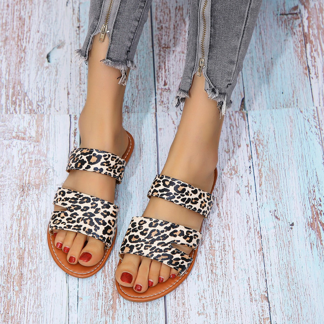 Fashionable women's leisure sandals with double strap in chic leopard design