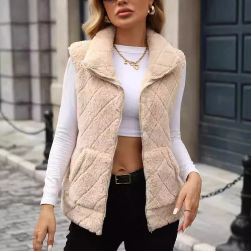Fleece jacket for women with a modern quilted pattern and practical pockets Lune London