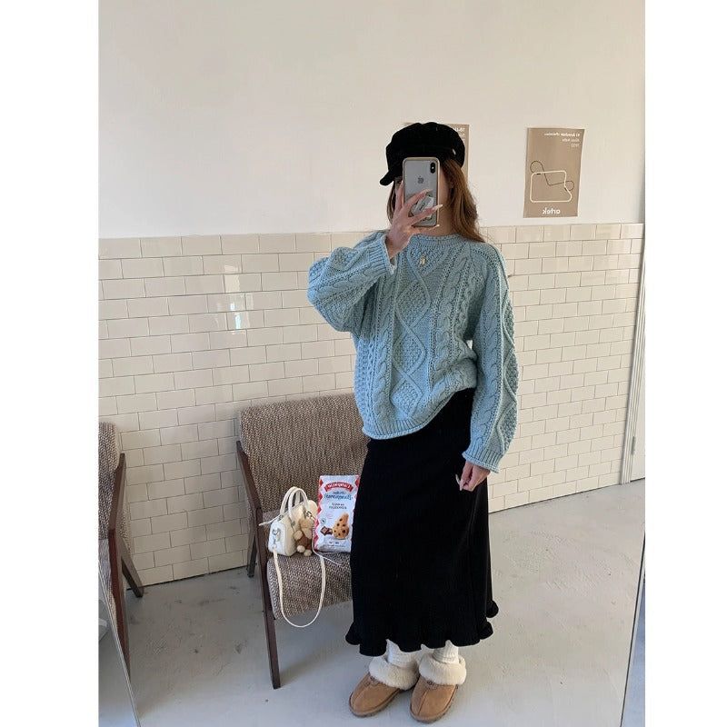 Women's cozy knitted sweater with cable pattern Chic & Stil