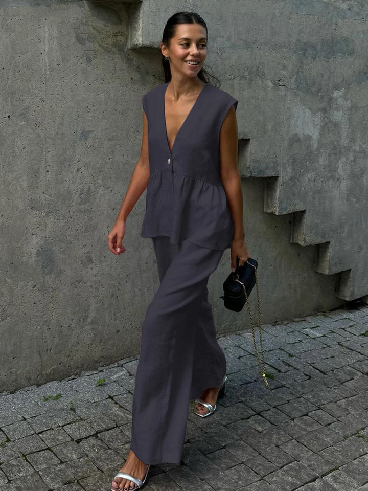 Ladies airy jumpsuit with V-neck and flowing cut Lune London