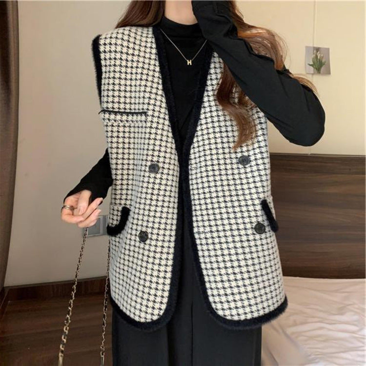 Ladies elegant knitted vest with checkered pattern Lune London