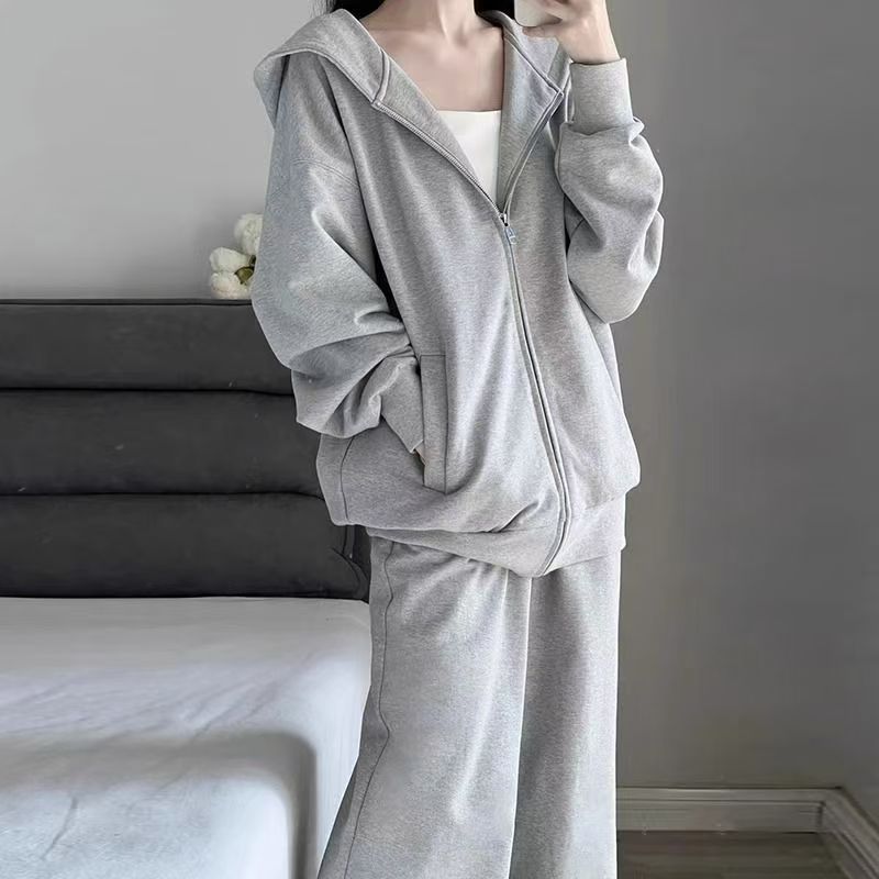 Women Comfortable Oversized Tracksuit with Hood and Side Pockets Chic & Stil