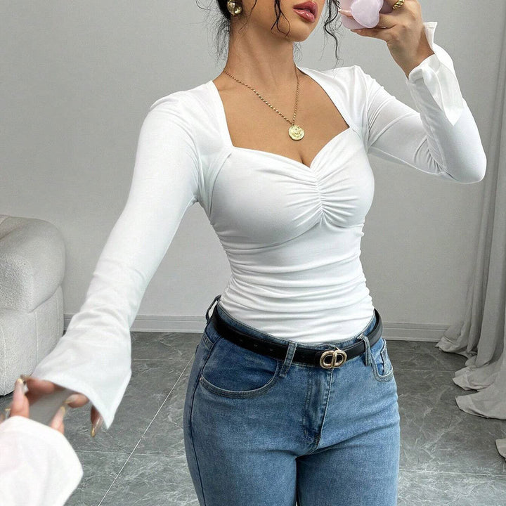 Haut à manches longues pour femmes avec un élégant décolleté carré et des détails de volants sophistiqués Chic & Stil