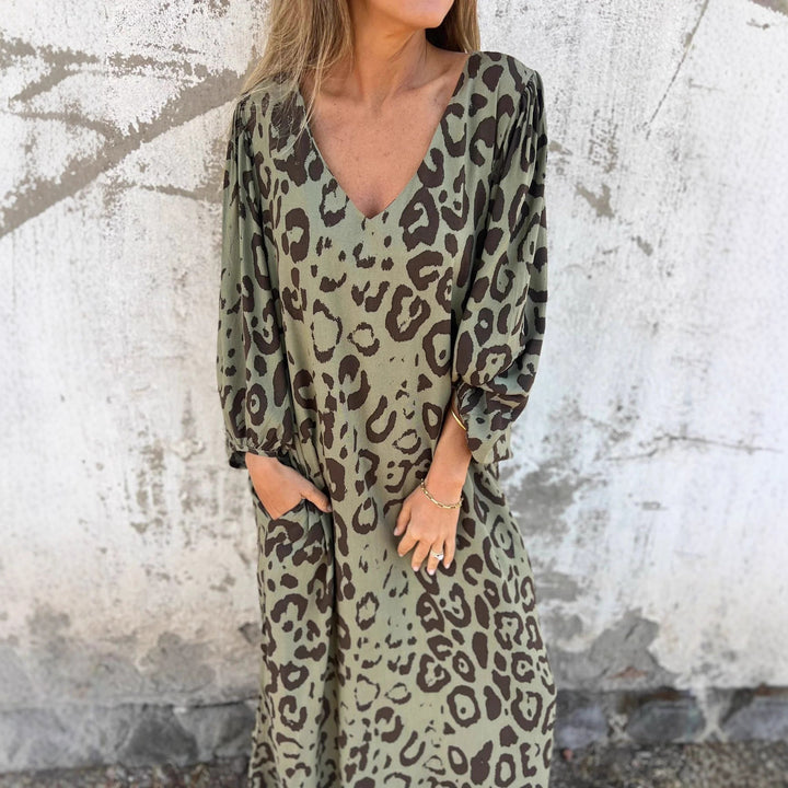 Maxi dress with V-neckline for women with side pockets and relaxed fit Lune London