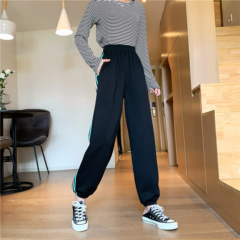 Pantalons de jogging sportifs pour femmes avec des inserts latéraux tendance Chic & Stil