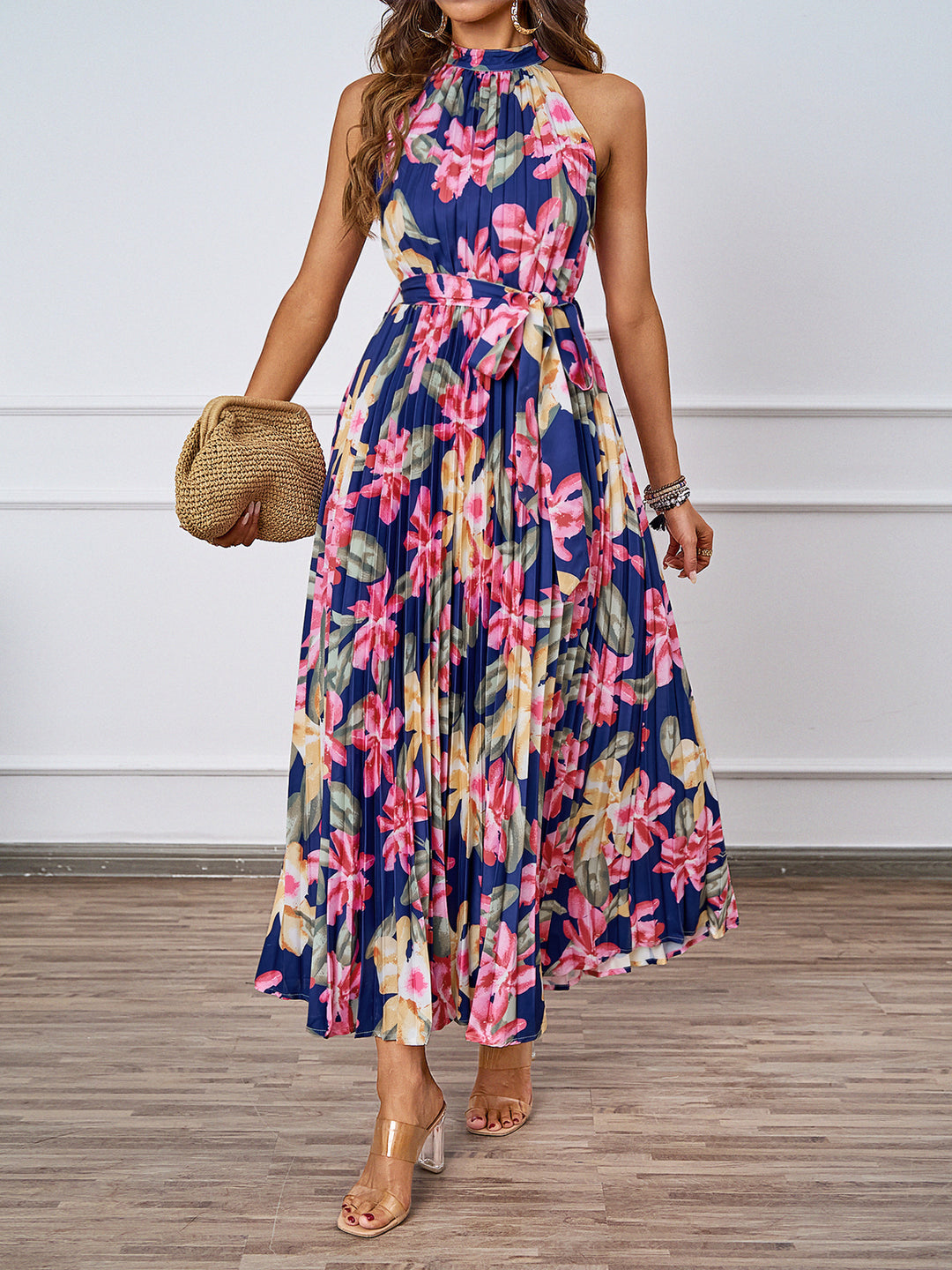 Elegant maxi dress for women with floral design and ruched top Chic & Stil