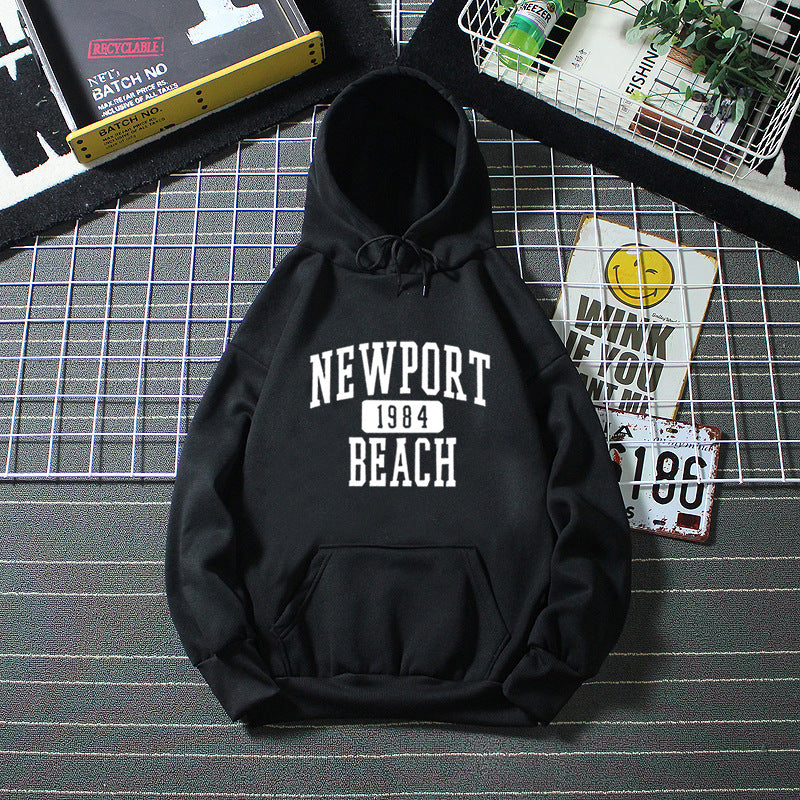 Women's hoodie with nostalgic Newport Beach lettering Chic & Stil