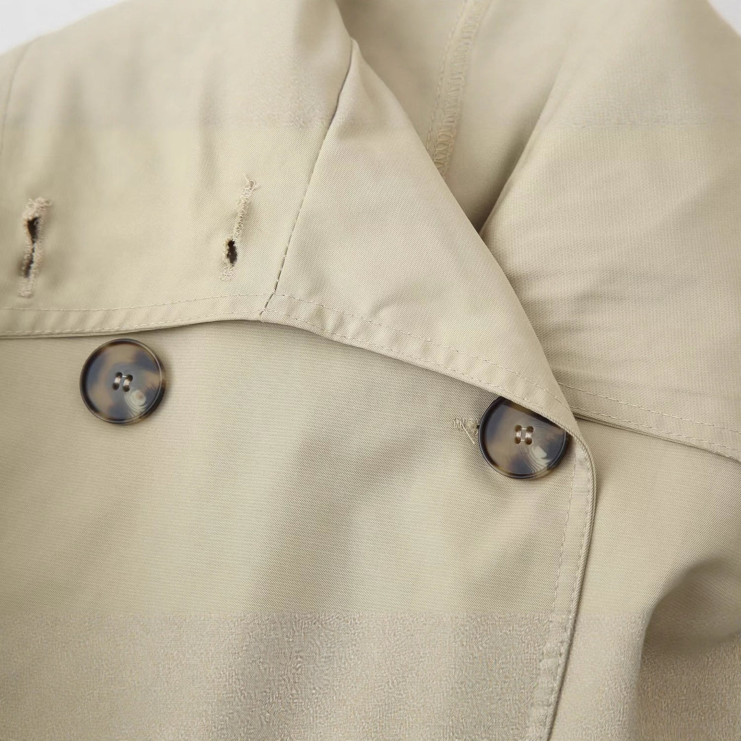Manteau trench à la mode pour femmes avec un large col et un détail de ceinture Chic & Stil