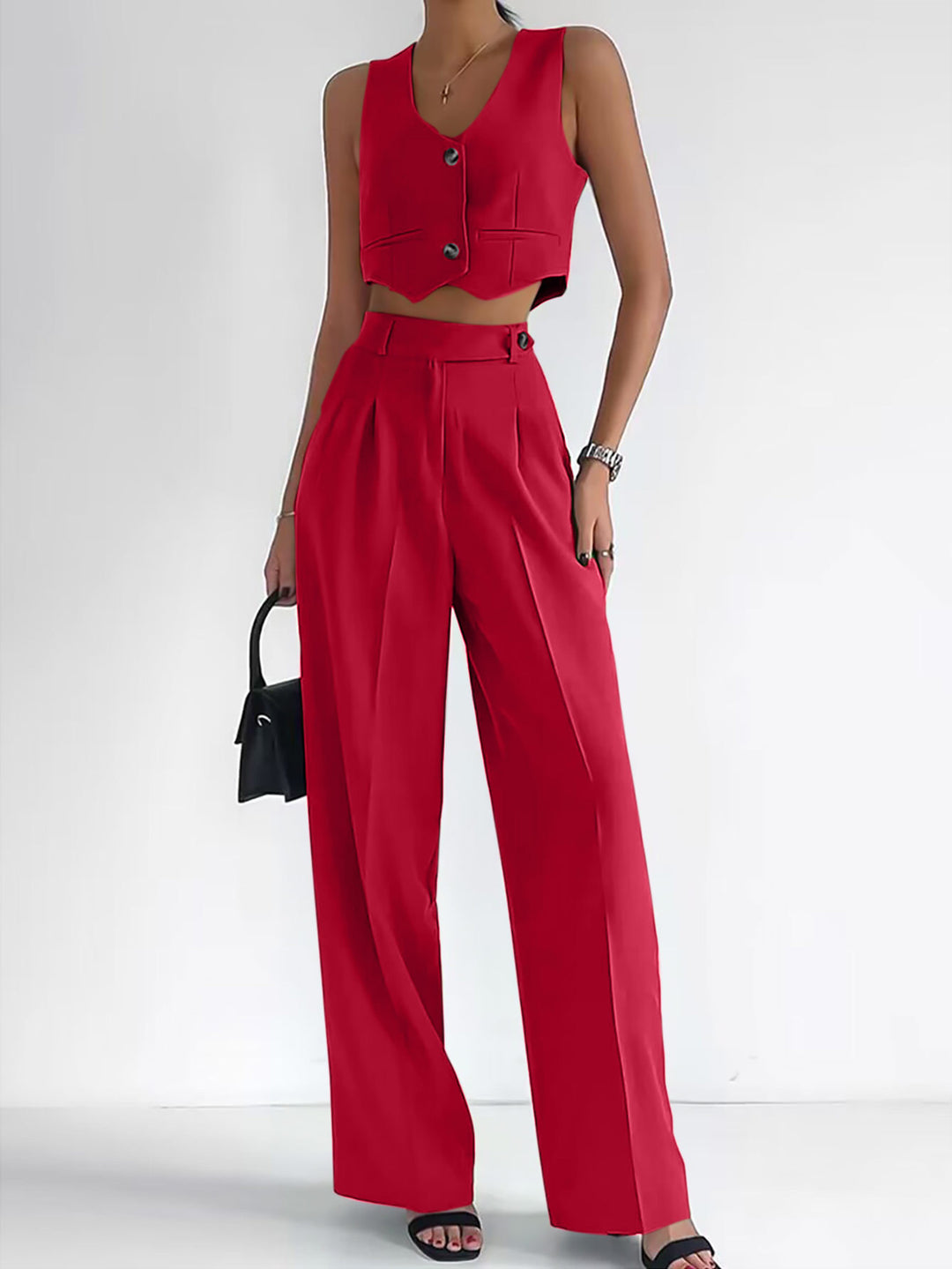 Women's trendy two-piece set with mid-calf pants and modern crop top Lune London