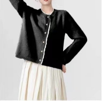 Cardigan femme en maille fine avec fermeture à bouton décoratif et structures côtelées douces Chic & Stil