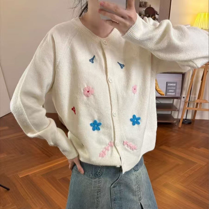 Lady cardigan with chic and stylish floral embroidery