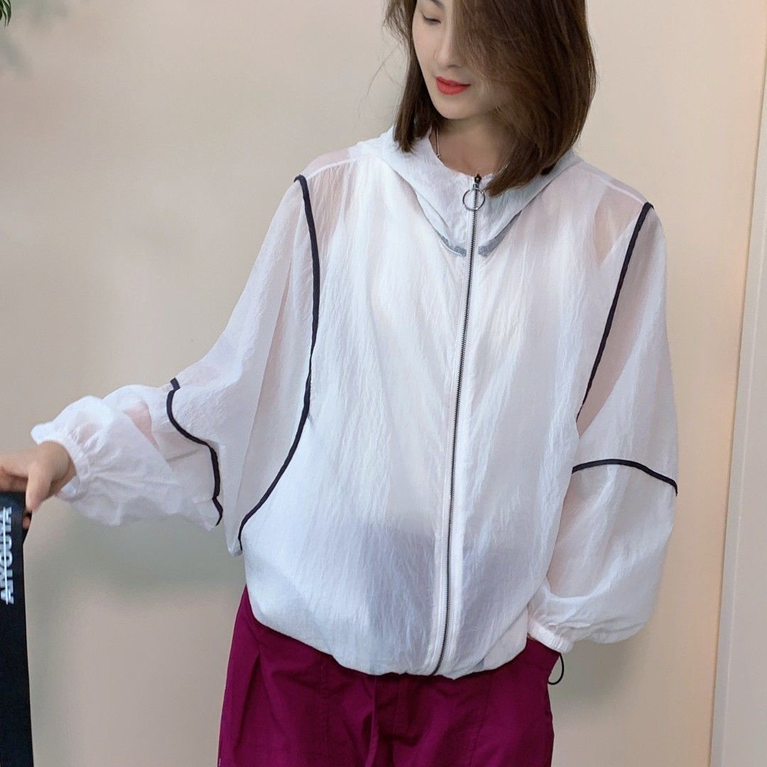 Women's lightweight hoodie jacket with elastic hem and reflective details Chic & Stil