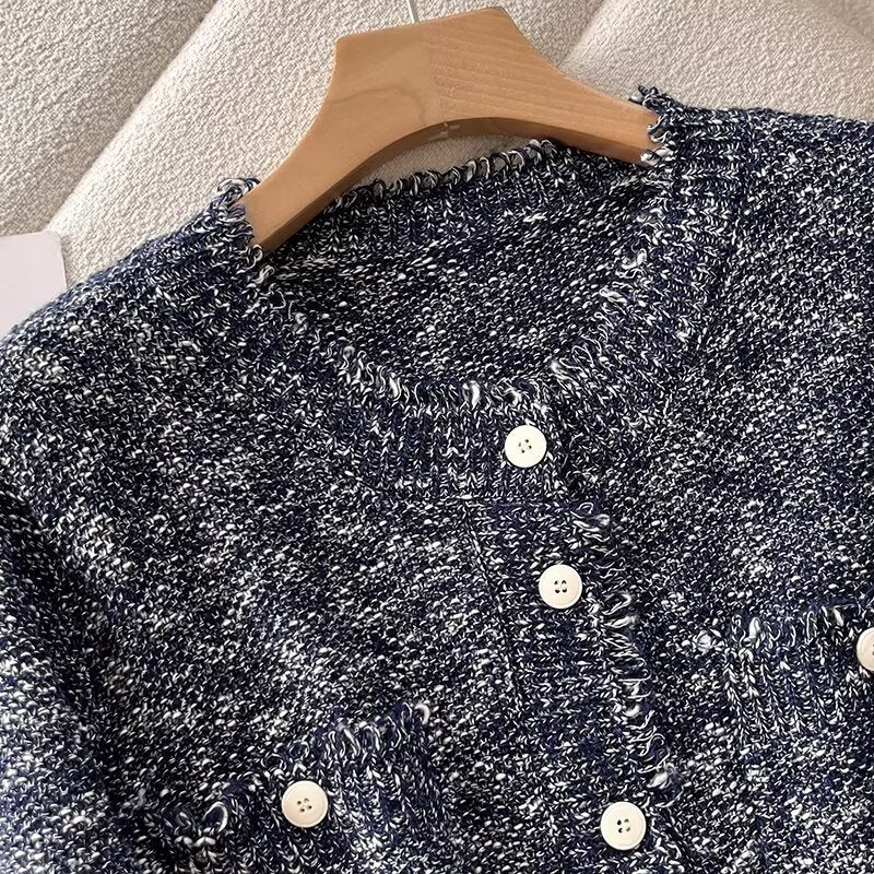 Cardigan féminin tendance avec patte de boutonnage et poches pratiques Chic & Stil