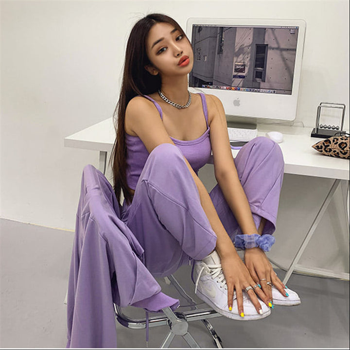 Ensemble féminin à la mode en trois pièces avec sweat à capuche court, débardeur et pantalon large Chic & Stil