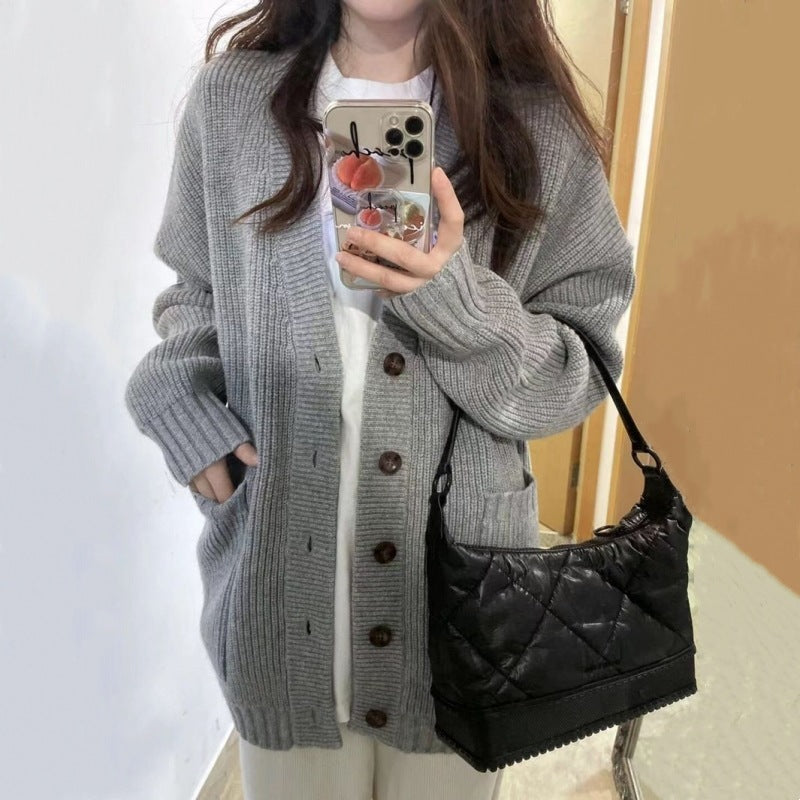Cardigan Tricot Chic pour Femmes avec Grandes Poches et Détail de Bouton Chic & Stil