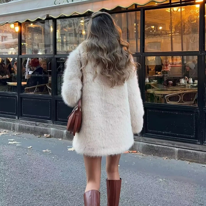 Veste en peluche pour femmes avec des revers élégants et des poches pratiques Chic & Stil
