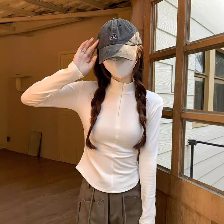 Women's long-sleeved top with modern collar and narrow fit Chic & Stil