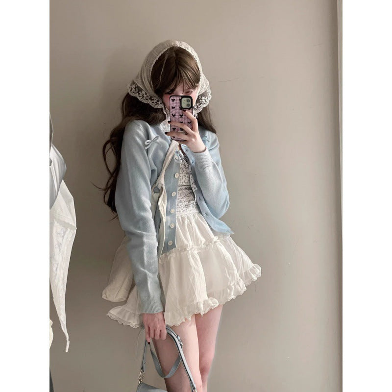Cardigan pour femmes avec appliqué floral délicat et ourlet en volants Chic & Stil