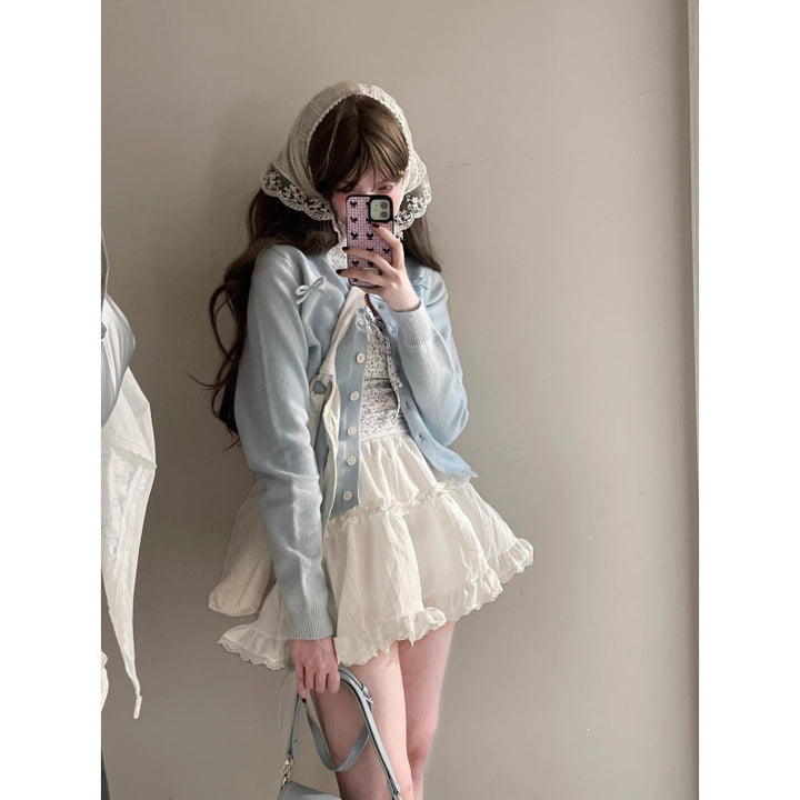 Cardigan pour femmes avec appliqué floral délicat et ourlet en volants Chic & Stil