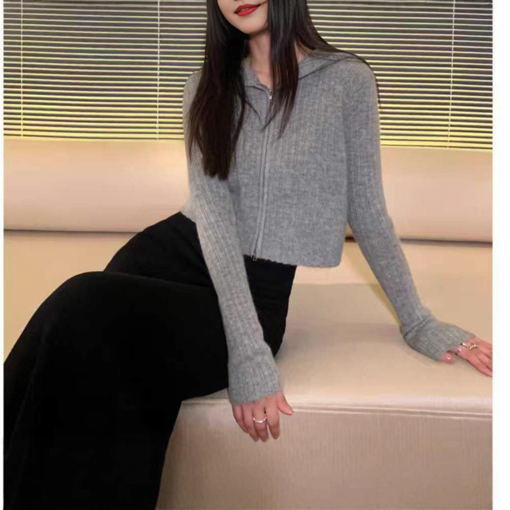 Veste à capuche tendance pour femmes avec de fins détails en maille côtelée Chic & Stil
