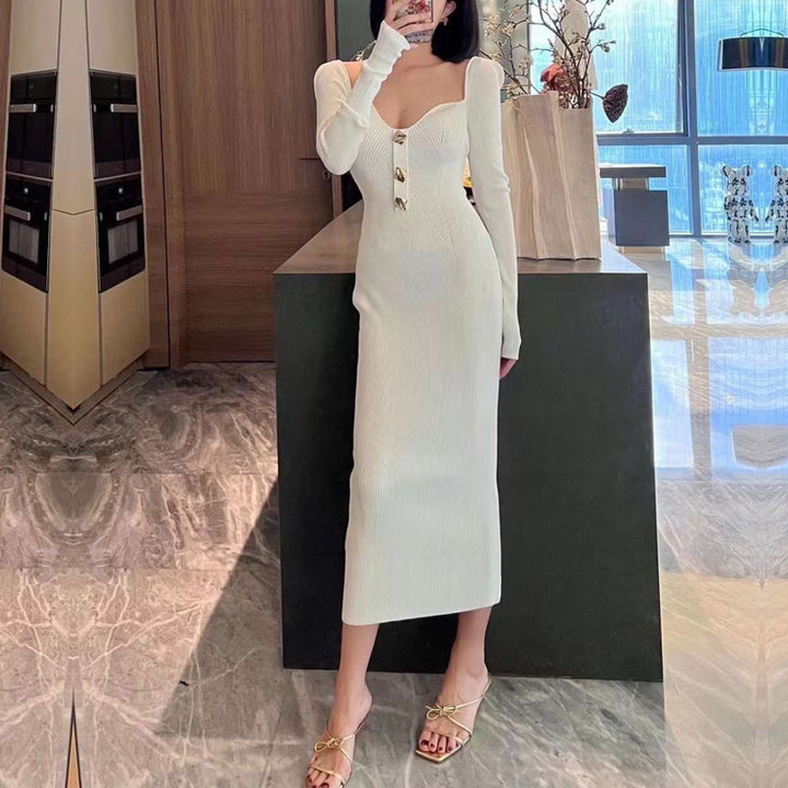 Robe en tricot élégante pour femmes avec un léger col en V et des boutons dorés Chic & Stil