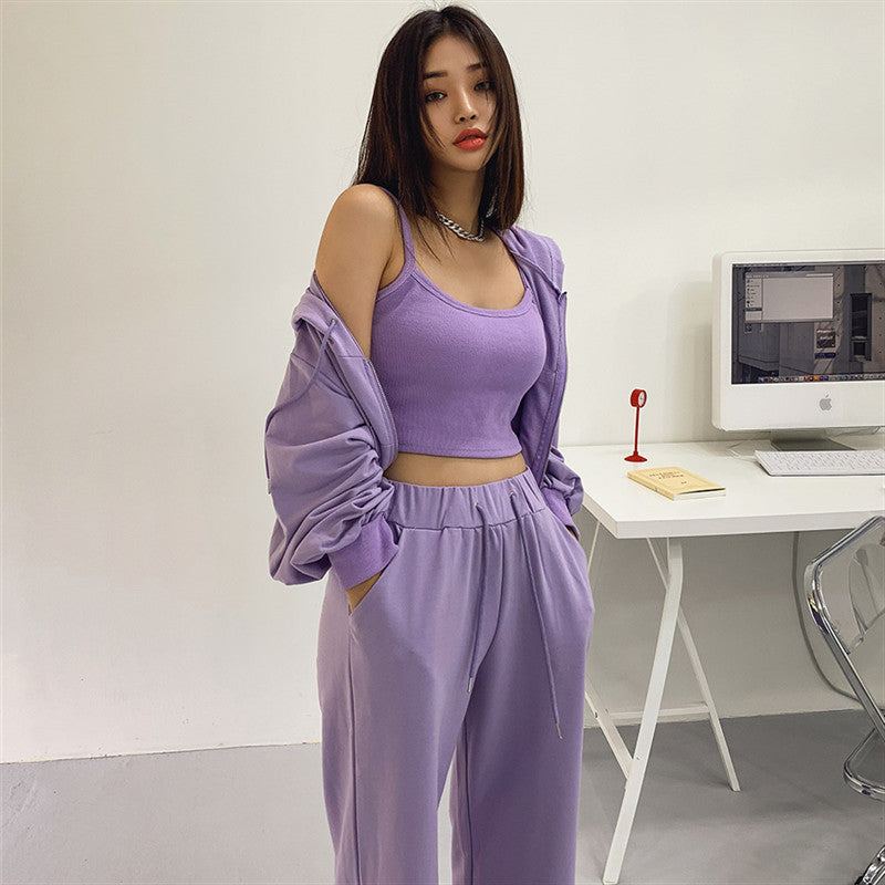 Ensemble féminin à la mode en trois pièces avec sweat à capuche court, débardeur et pantalon large Chic & Stil
