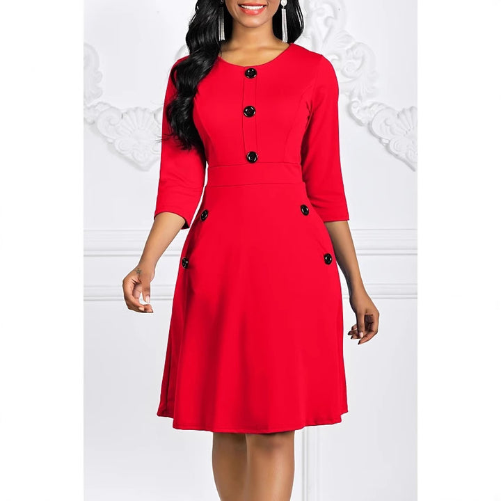 Robe élégante de dames, longueur genou, avec des boutons décoratifs et des manches 3/4 Chic & Stil